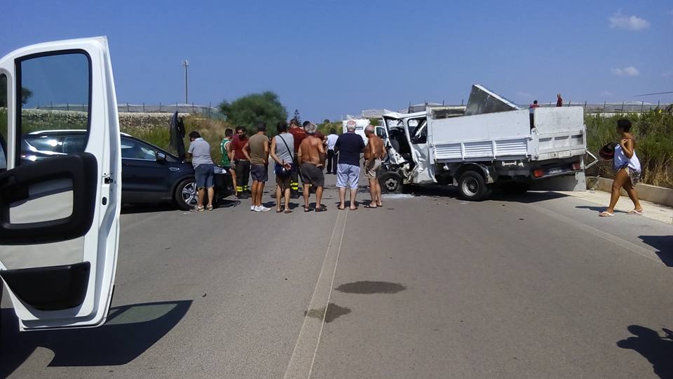  Casuzze: scontro frontale tra Suv e camioncino, una persona è grave