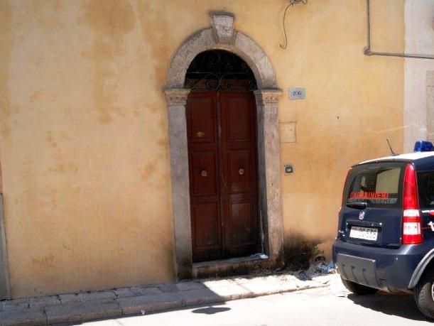  Ragusa Ibla: appicca incendio al portone del vicino, arrestata una donna