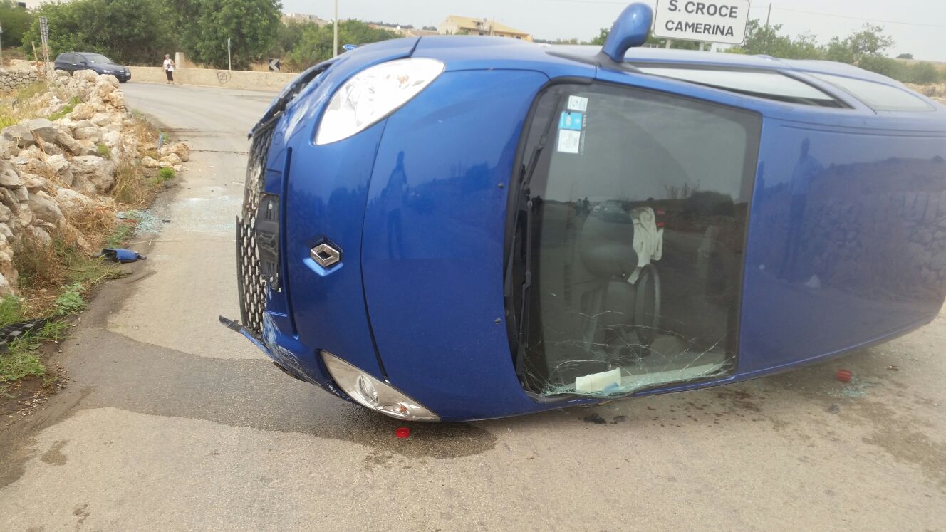  Un’auto si ribalta in contrada Marchesa: ferito un uomo di 60 anni FOTO