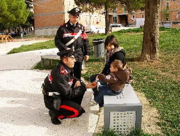  Lascia il figlio alla Fiera: padre di 50 anni denunciato per abbandono