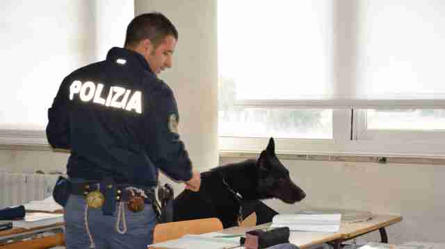  Ragusa, operazione anti-droga a scuola: controllati due istituti superiori