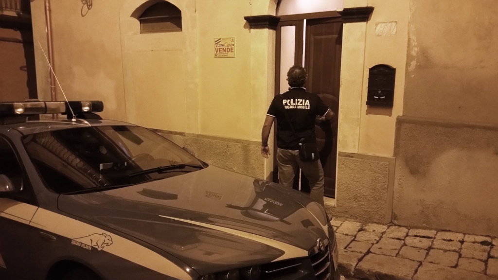  Ragusa, chiusa una casa a luci rosse: beccata colombiana con un cliente