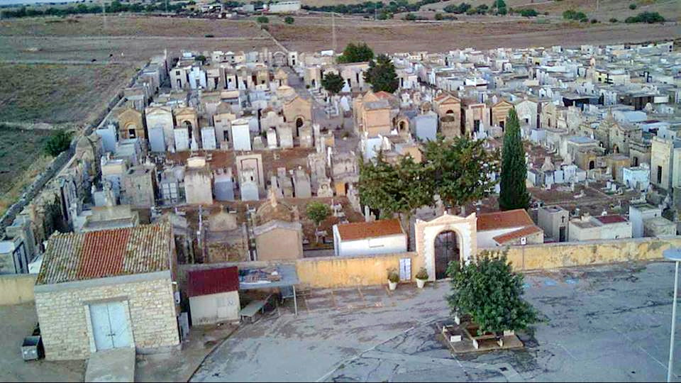  Cimitero, lotta all’abusivismo: bisogna rimuovere scalini e fioriere