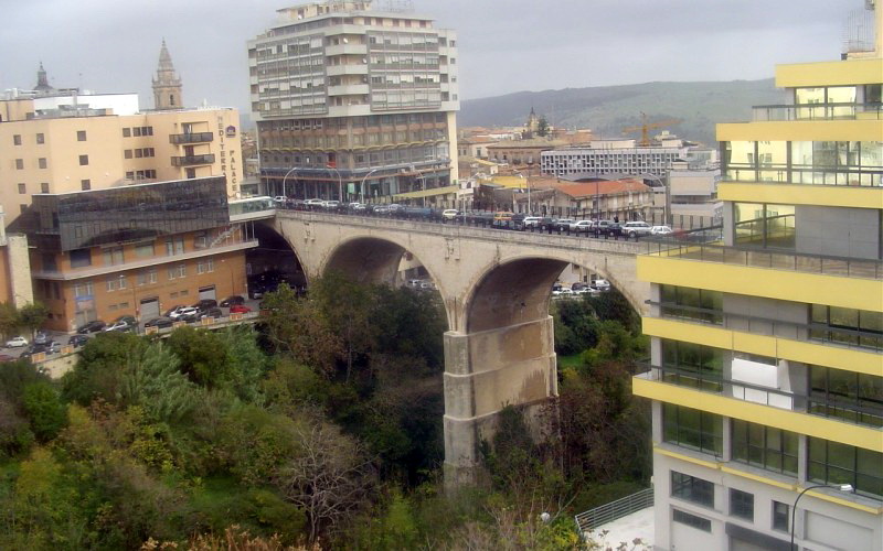  Ragusa – Minaccia di gettarsi dal ponte nuovo di via Roma, 23enne salvato dalle forze dell’ordine