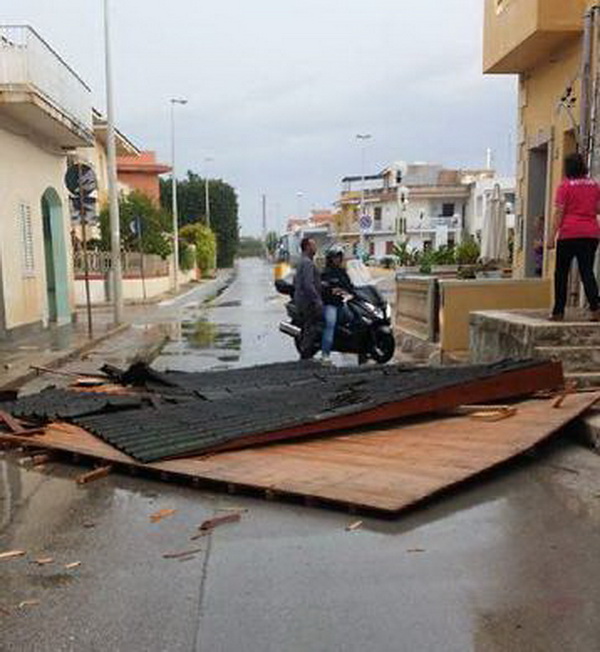 Tromba d’aria a Punta Secca: scoperchiato il tetto di una casa