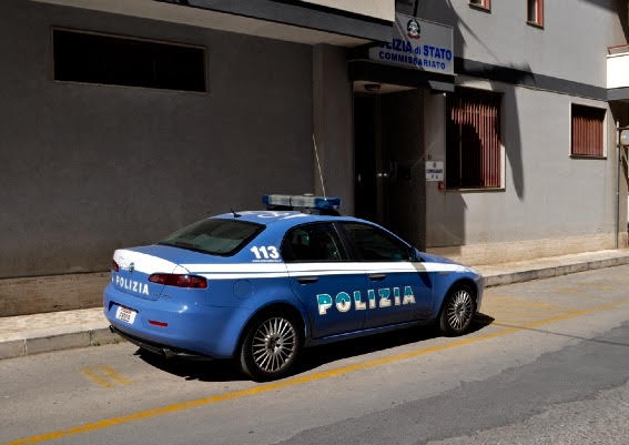  Modica – Irrompe in commissariato armato di un tubo ed aggredisce due agenti, la polizia lo arresta