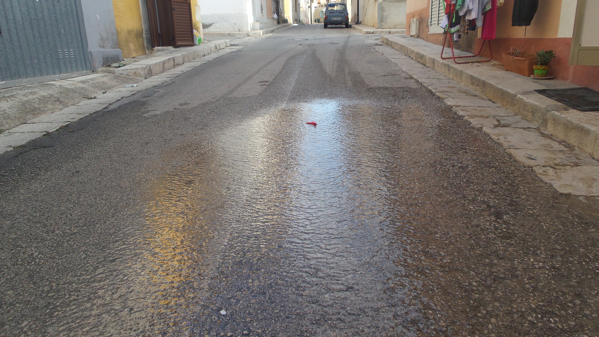  Copiosa perdita d’acqua in via Ariosto: “Finora nessun intervento”