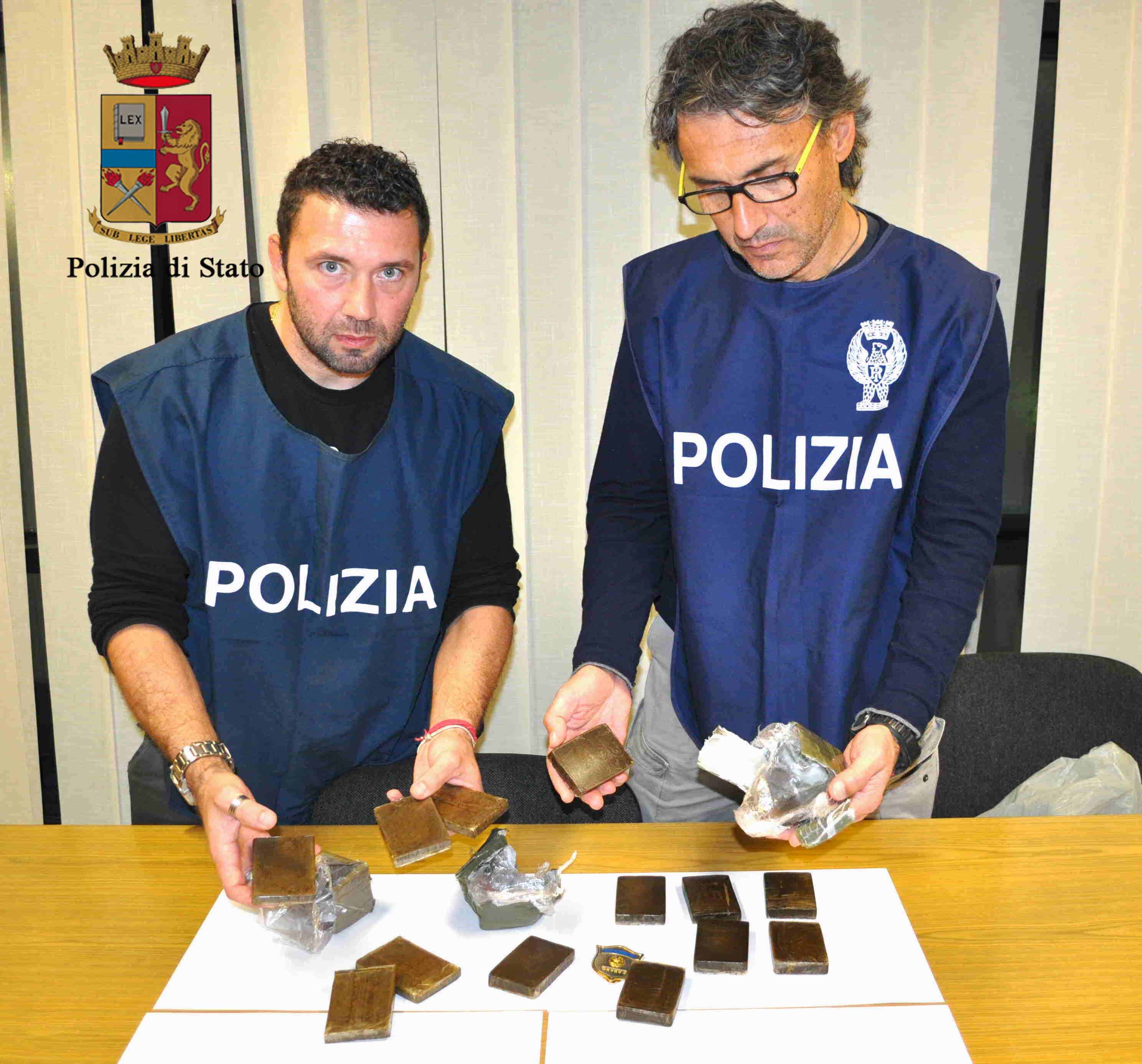  Sperona la Polizia per darsi alla fuga: arrestato algerino con 1,5 kg di droga