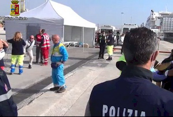  Pozzallo – Fermato  dalla Polizia scafista tunisino, ha condotto 300 persone illegalmente in Italia VIDEO