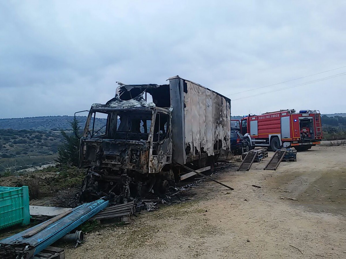  Vittoria – Fiamme nel piazzale di un’azienda sulla S.P. Vittoria-S.Croce. Carbonizzati un autocarro e due auto