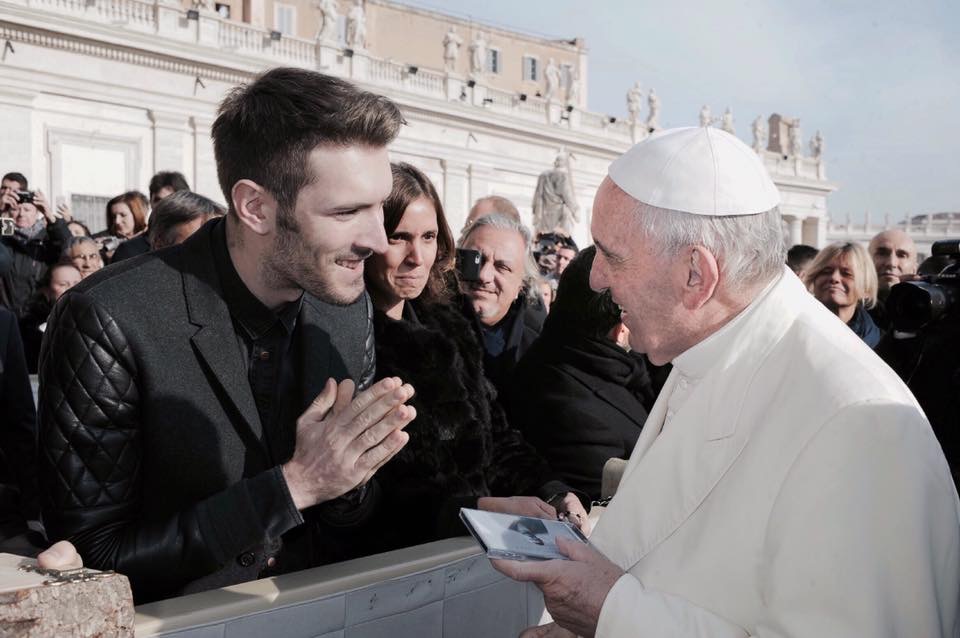  Roma – Giovanni Caccamo in visita al Papa in Piazza San Pietro, dona per l’occasione il suo album