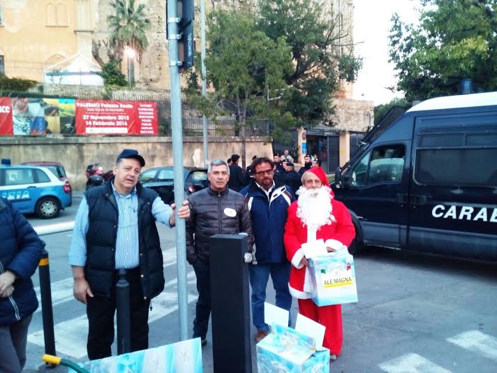  Palermo – Ferro e i Forconi consegnano davanti all’Ars, a tutti i deputati, i pacchi di Natale contenenti letame