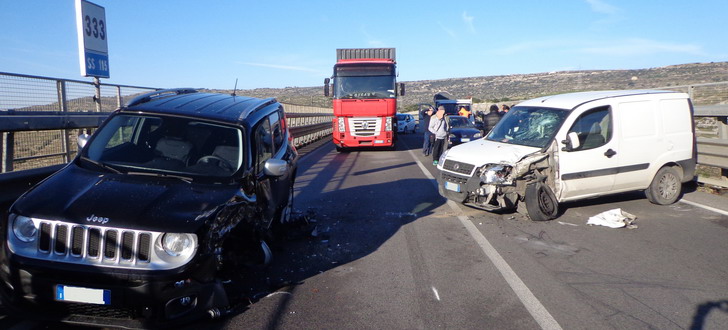  Modica – Scontro tra un furgone e una Jeep sul viadotto Irminio, feriti i 2 conducenti