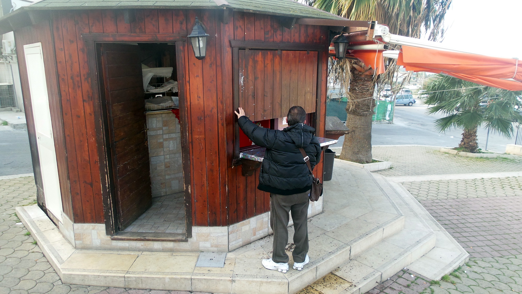  Furto al chiosco di piazza Mercato Vecchio: portate via bevande e attrezzature