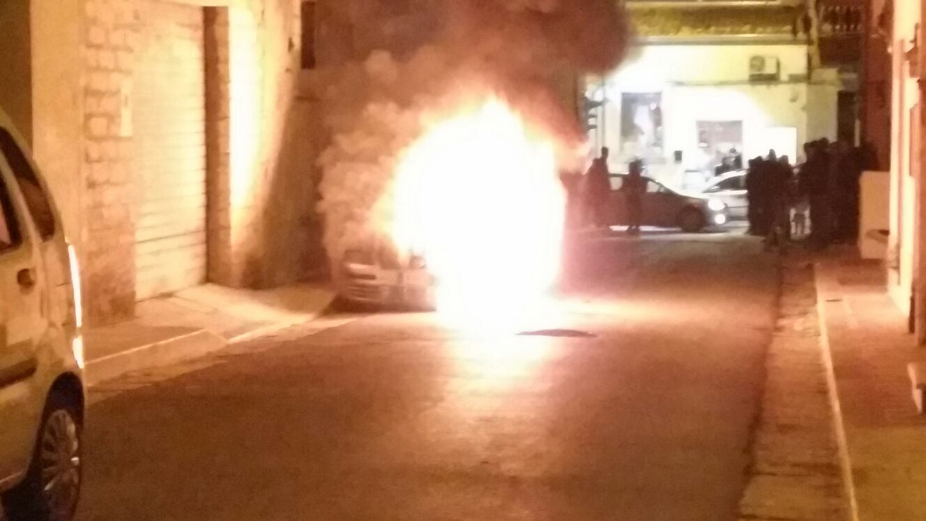  Santa Croce: paura in via Carlo Magno, auto parcheggiata prende fuoco all’improvviso