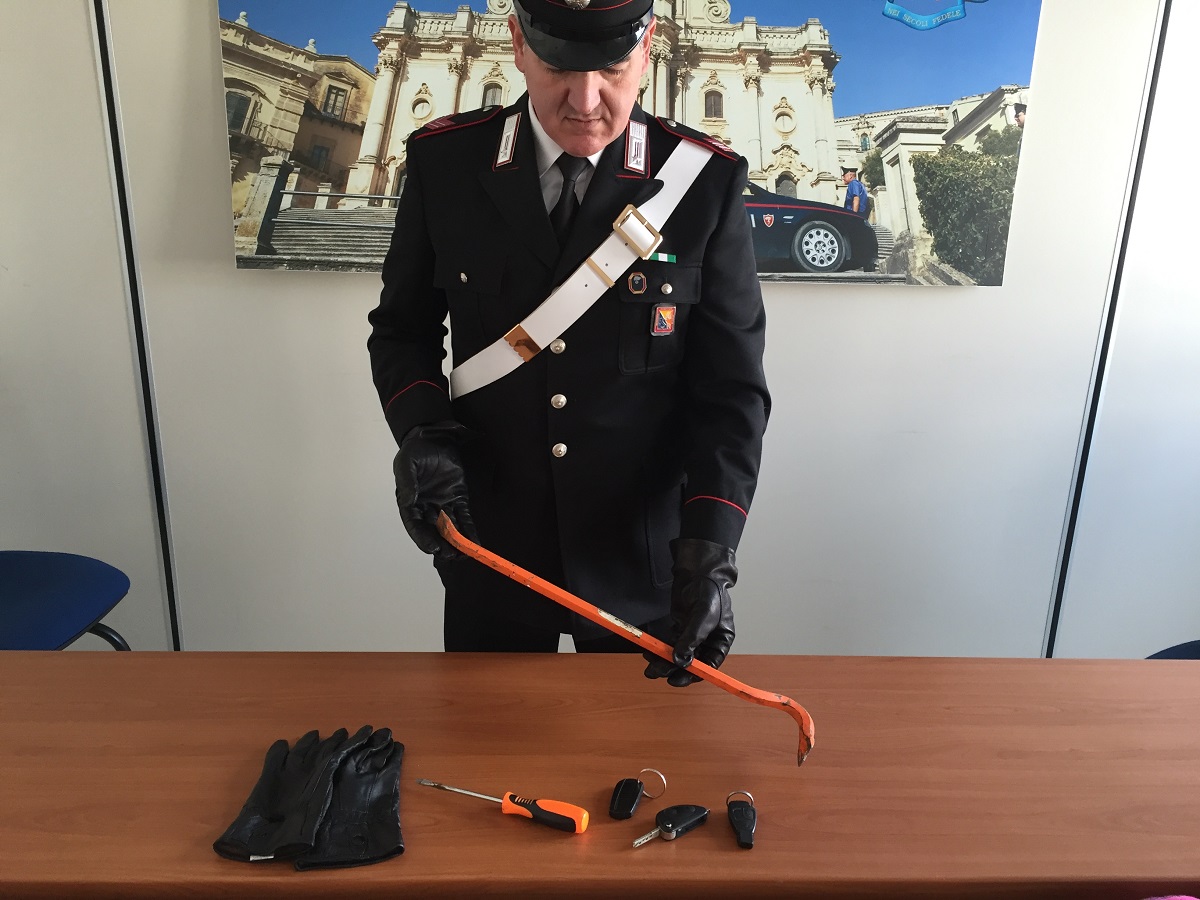  Modica – Furto in una concessionaria e fuga a tutto gas con l’auto rubata, arrestato dai Carabinieri