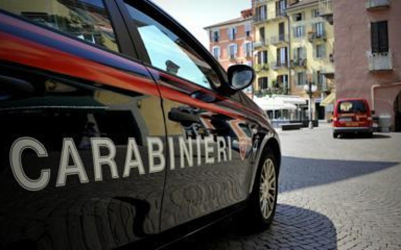  Ragusa – Fermano la figlia per furto e lei aggredisce le commesse: denunciate dai carabinieri