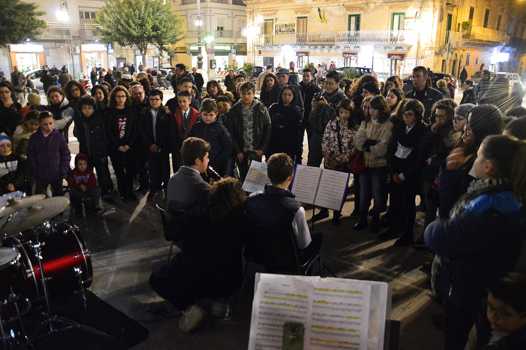  Si spengono le luci, la piazza si riempie: la giornata del risparmio energetico