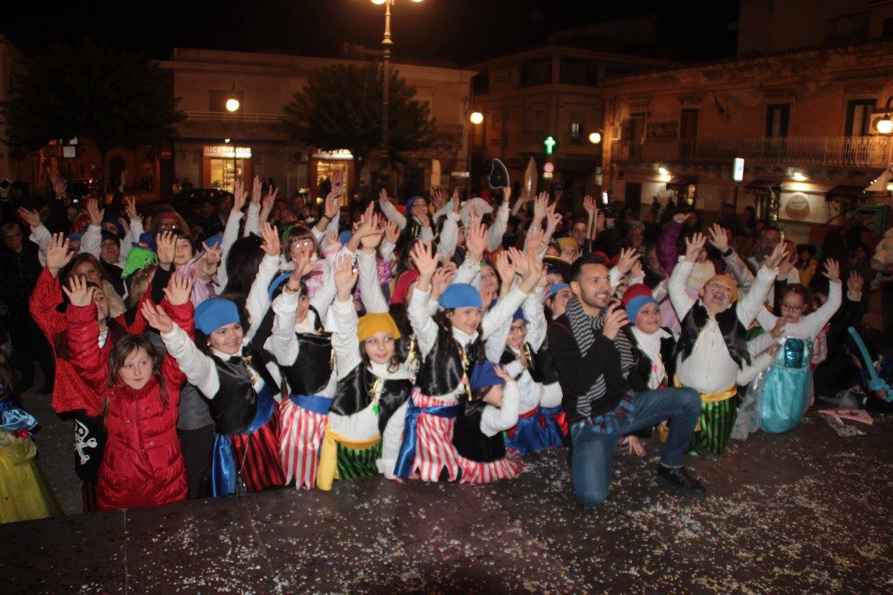  Carnevale, la grande festa del Martedì Grasso fra carri e mascherine VIDEO