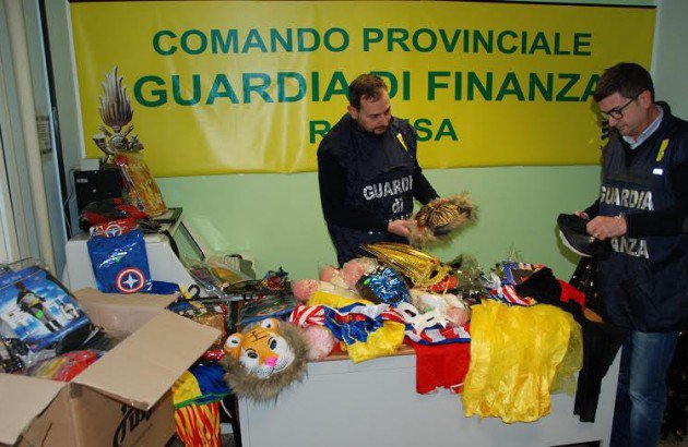  Ragusa – Sequestrati 23mila articoli, fra cui maschere e vestiti di Carnevale, privi dei requisiti di sicurezza