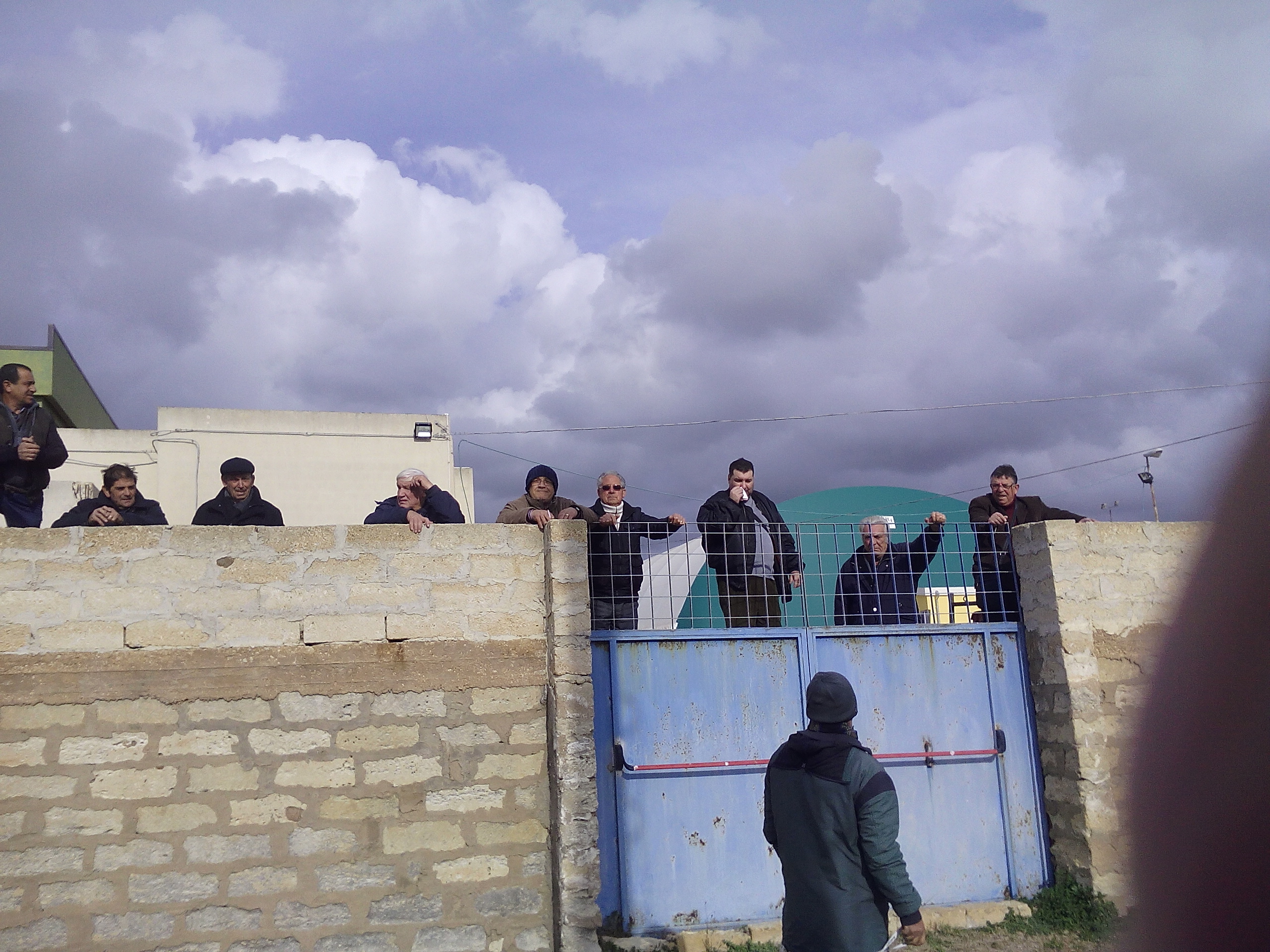  Spogliatoi incompleti, i tifosi fuori dallo stadio: e si arrampicano sui muri