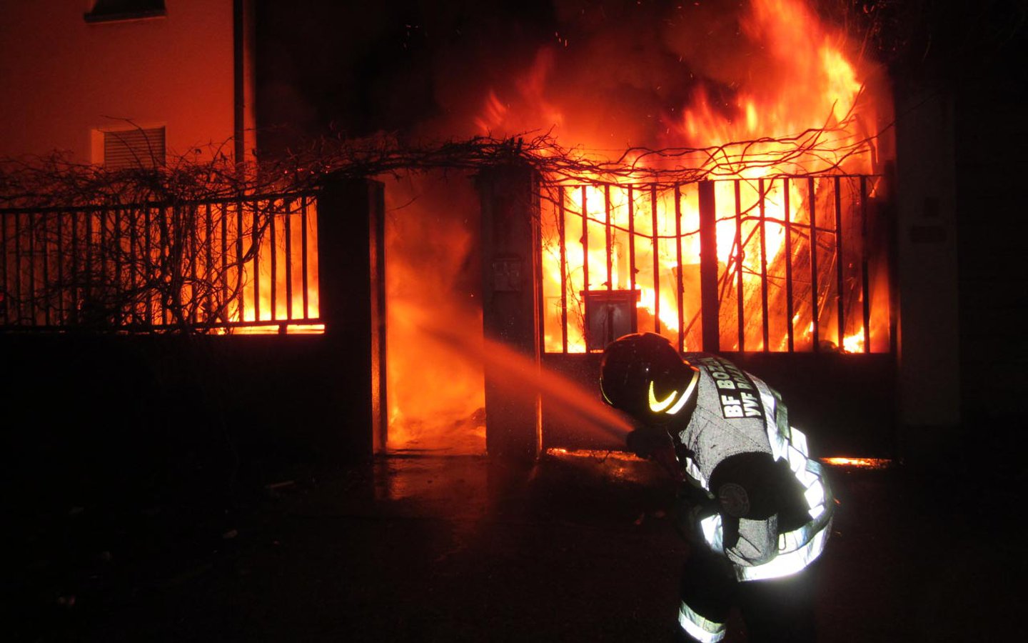  Incendio in un caseggiato alla periferia di Santa Croce: crolla il tetto