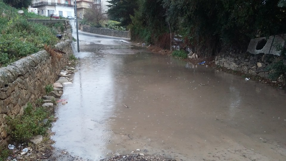  Piove a dirotto, cittadini imbufaliti: “I bimbi a scuola solo col canotto”