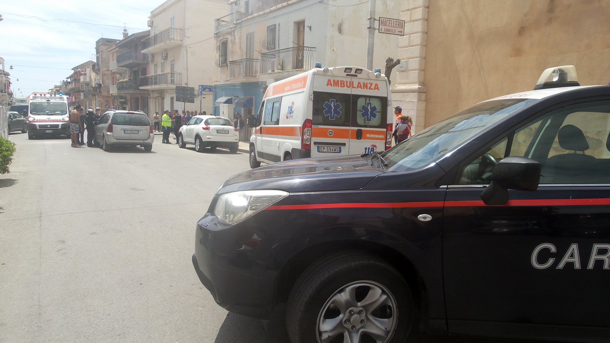  Scene da far west in via Caucana: guerriglia urbana fra tunisini e albanesi