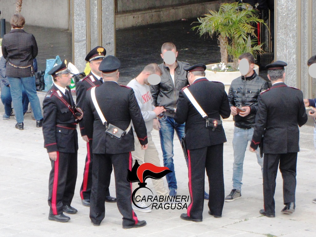  Ragusa – Controlli a piazza San Giovanni, i carabinieri arrestano un uomo per possesso di droga