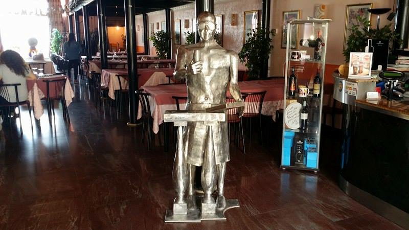  La statua di Montalbano torna a Punta Secca: è esposta al Rosengarten