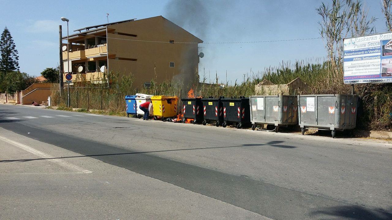  Cassonetto della spazzatura in fiamme a P.Secca: sconosciute le cause