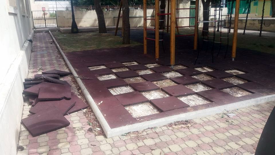  Atti vandalici al parco giochi della scuola: “E’ un esempio di degrado”