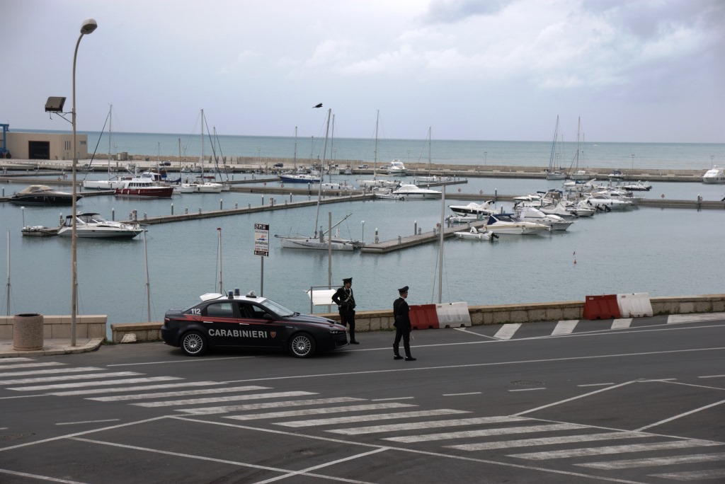  Marina di Ragusa –  Tragedia per una turista americana, si accascia sul pontile del porto e muore