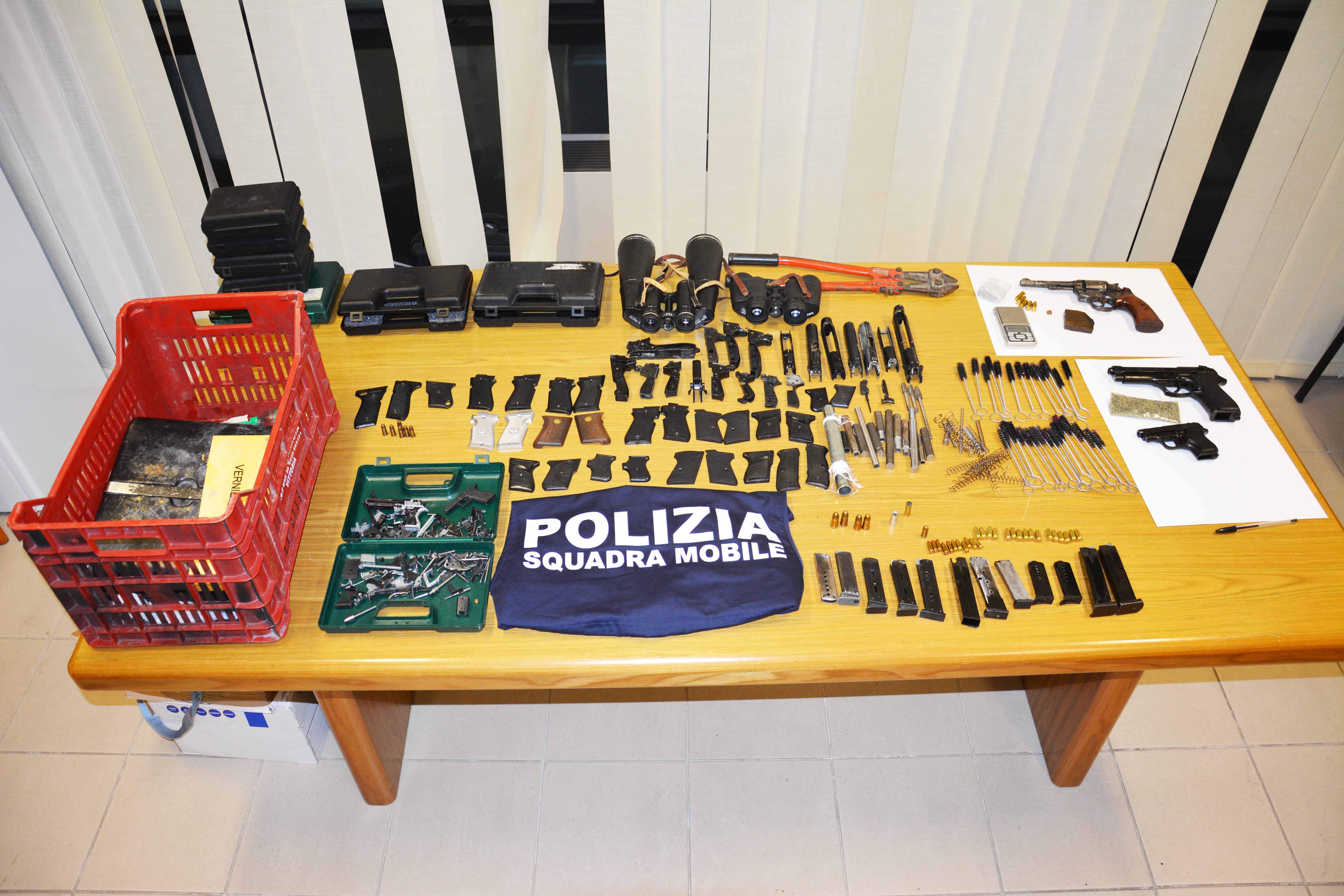  Droga e detenzione illegale di armi: arrestati due uomini a Vittoria
