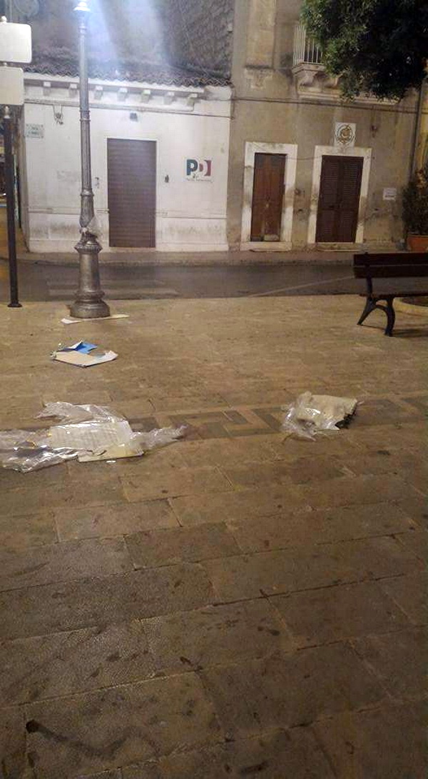  La piazza senza decoro: i vandali deturpano manifesto dell’opposizione