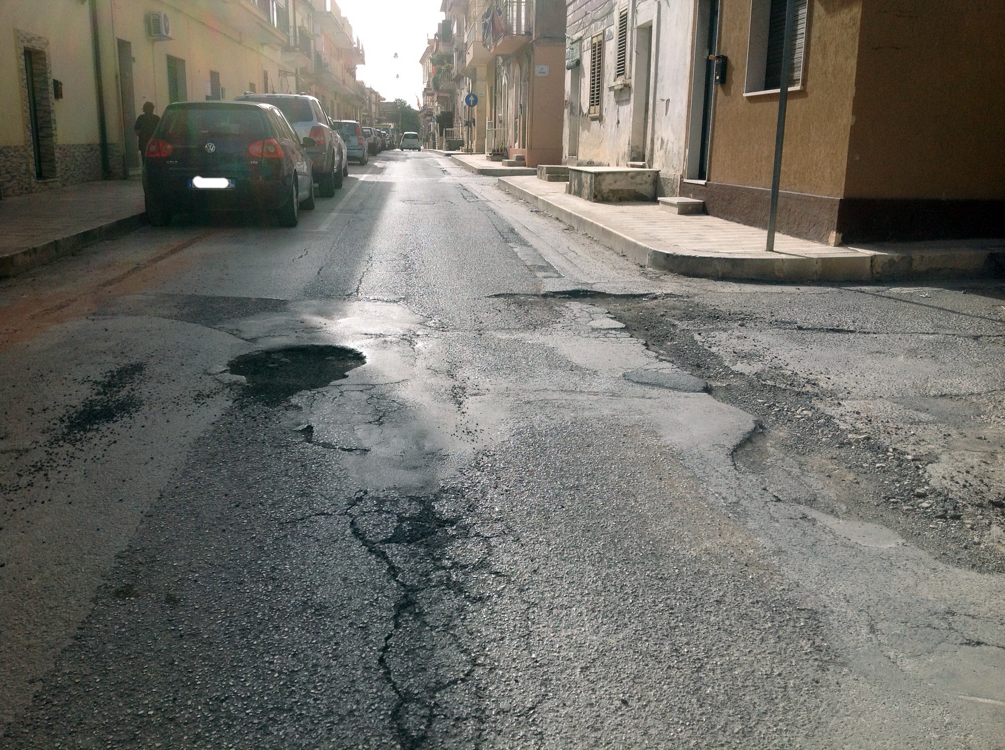  Buche enormi e manto sconnesso: via Carmine è un pericolo per chi guida