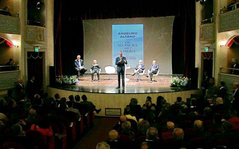  Modica – Presentato al teatro Garibaldi il libro di Angelino Alfano “Chi ha paura non è libero”