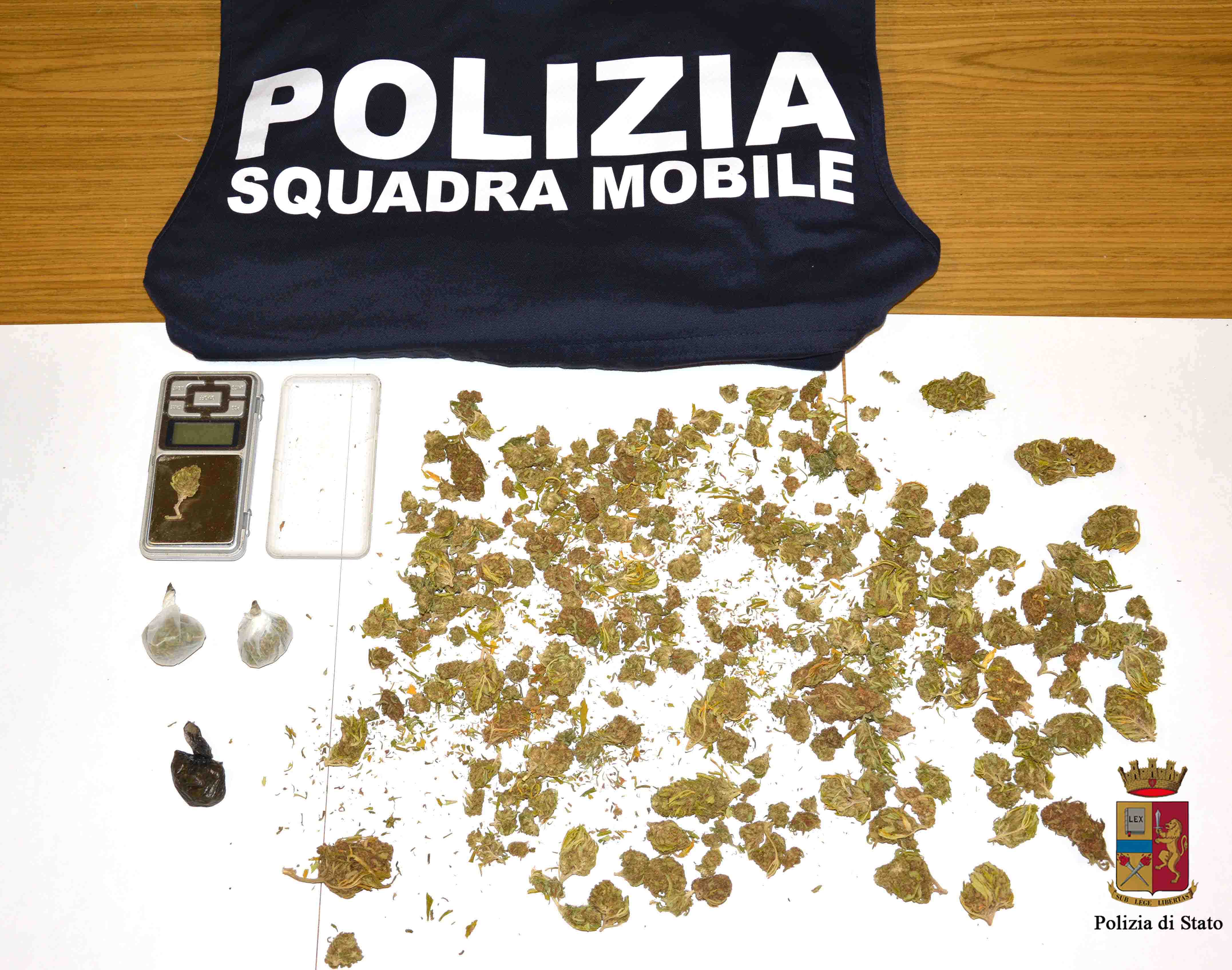  Comiso – Cani antidroga in azione: eseguite 9 perquisizioni dalla Polizia, arrestato un giovane