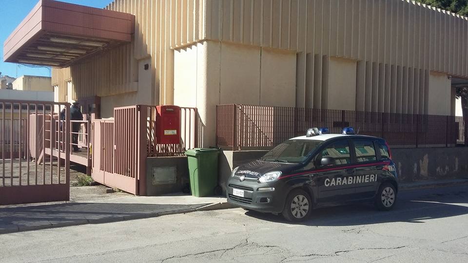  Rapina in pieno giorno alle Poste: arrestato un 25enne, il complice in fuga