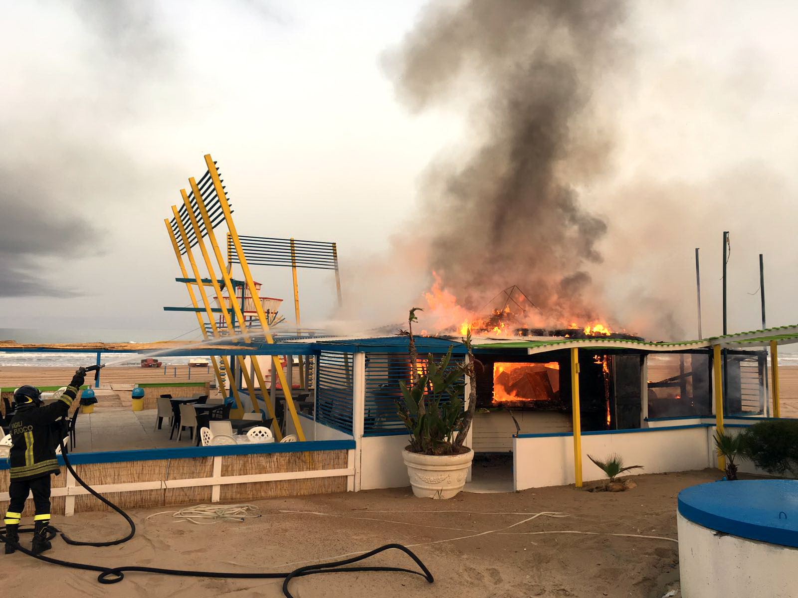  Scoglitti – Incendio al lido chalet “The beach”: distrutta la struttura di legno, cause tutte da accertare