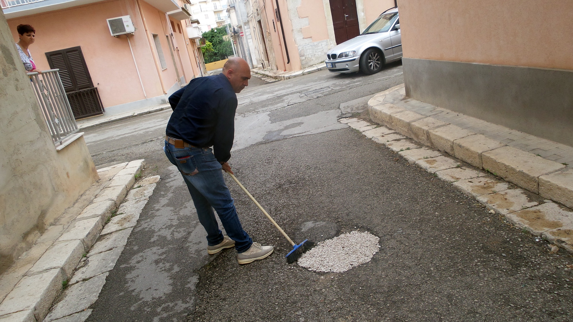  Continua l’emergenza buche: a rischio ciclisti e pedoni, cade ragazzo in bici