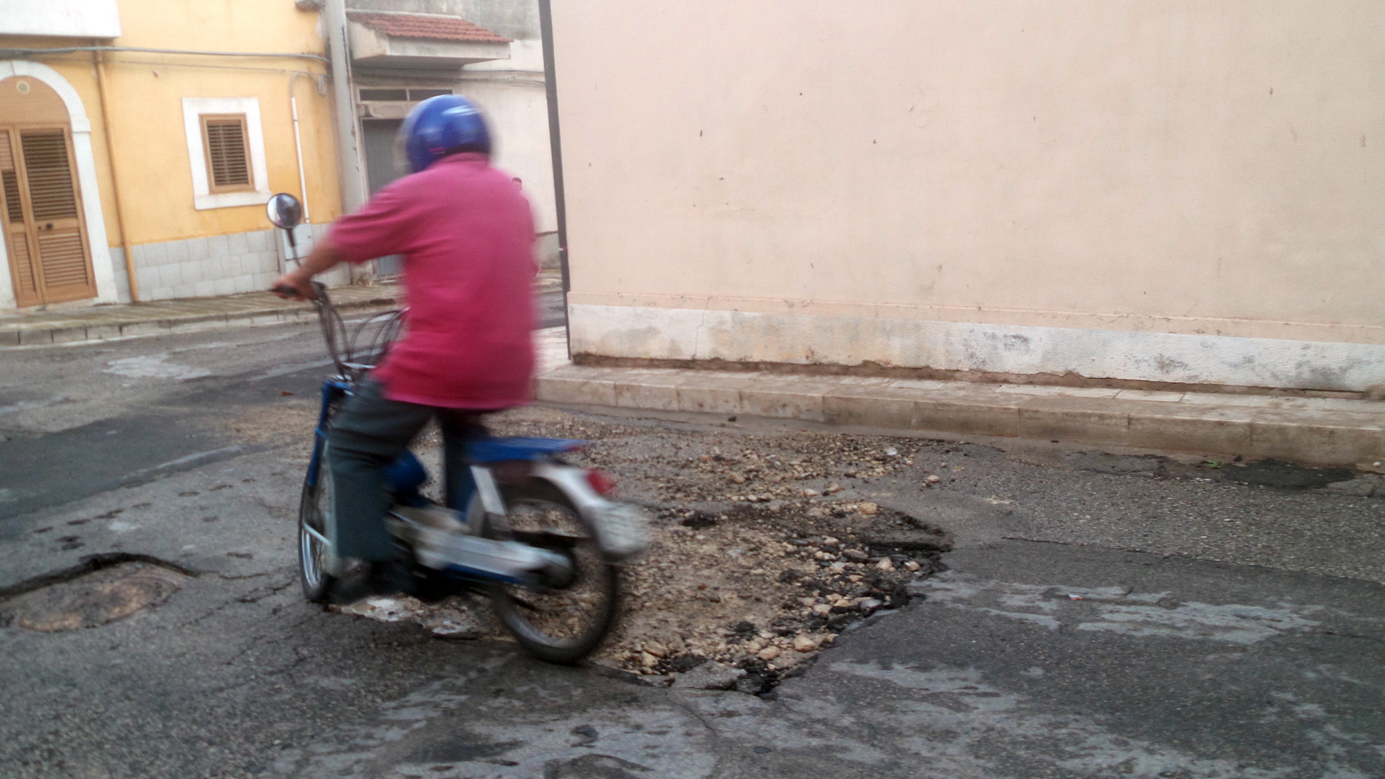  Emergenza in via Castel Sant’Elena: buca enorme dopo la pioggia FOTO