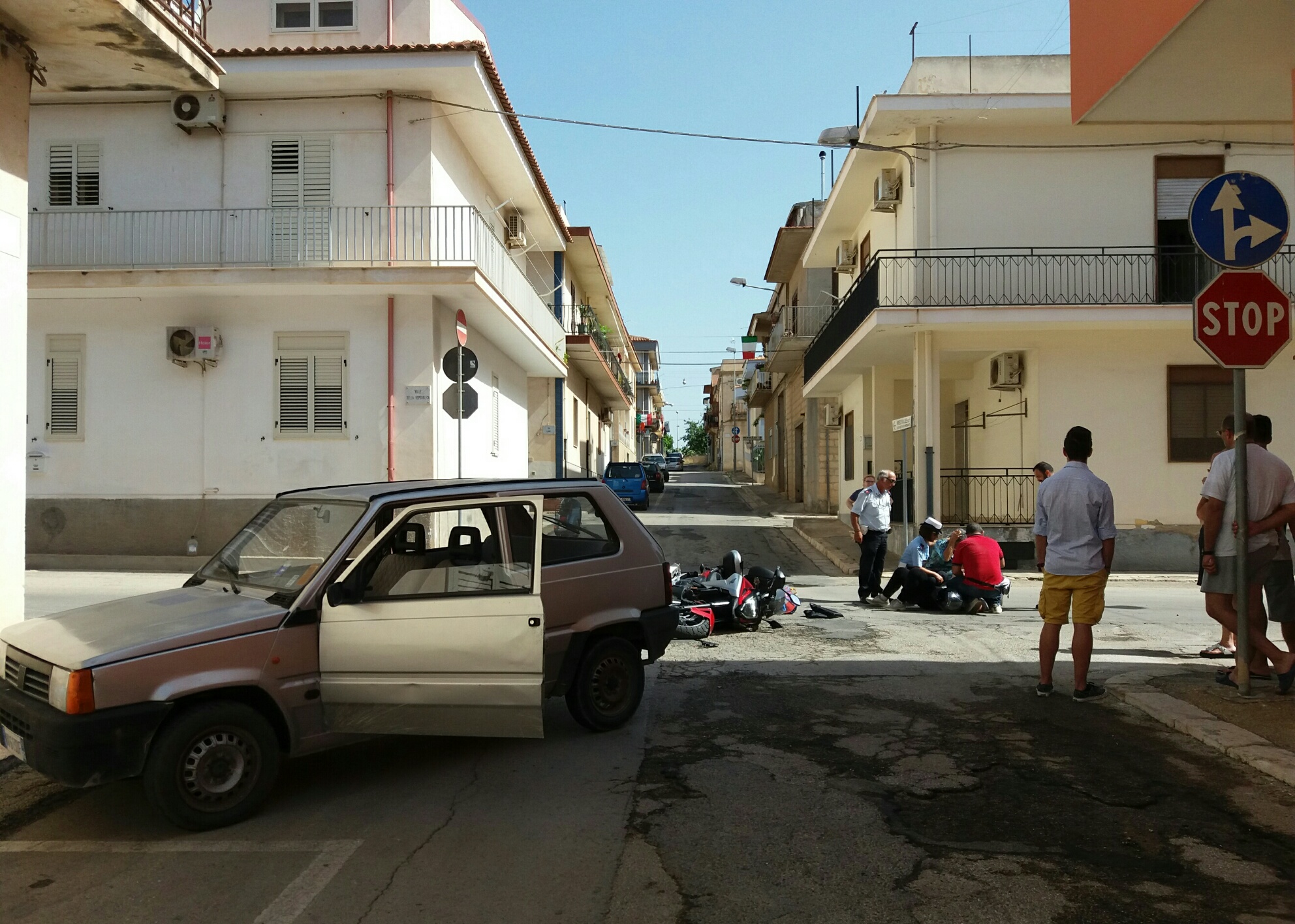  Incidente fra una macchina e una moto in via dei Prati: donna in ospedale