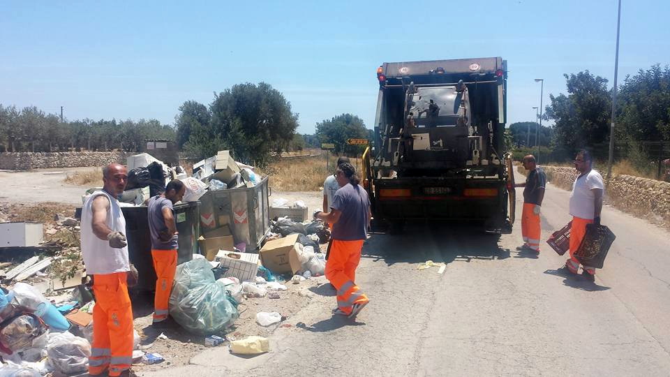  Casuzze trasformata in discarica: mobili e cisterne sul ciglio della strada