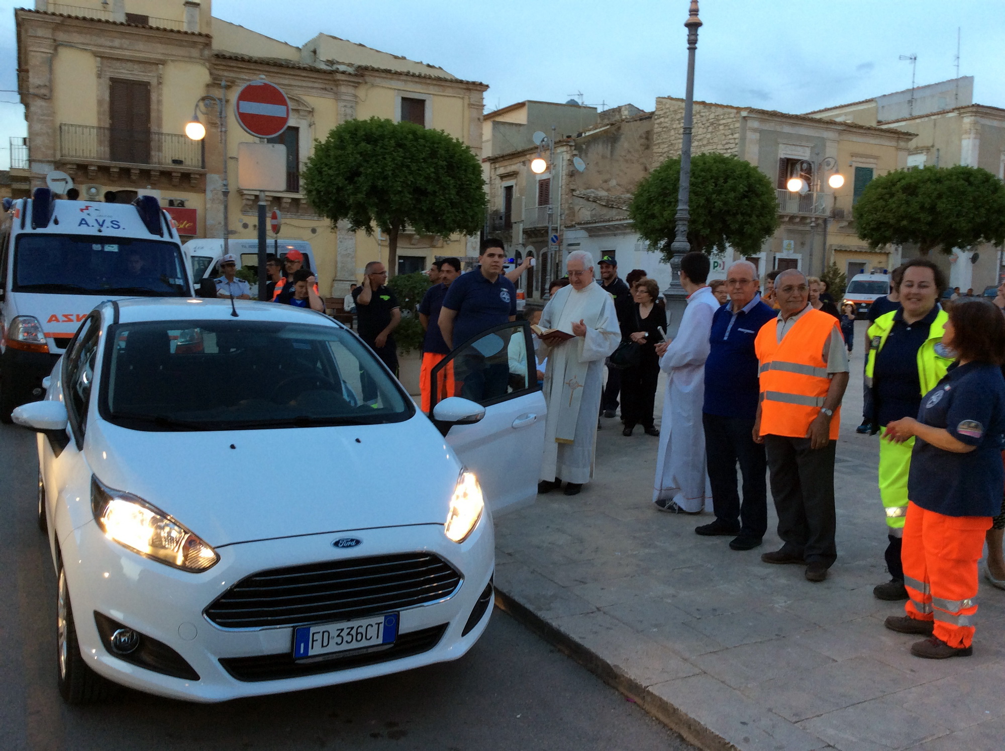  L’Avs compra un’auto per la cittadinanza: il mezzo benedetto dal parroco