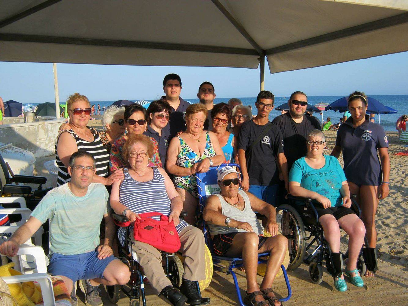  I diversamente abili si divertono in spiaggia grazie al supporto dell’Avs