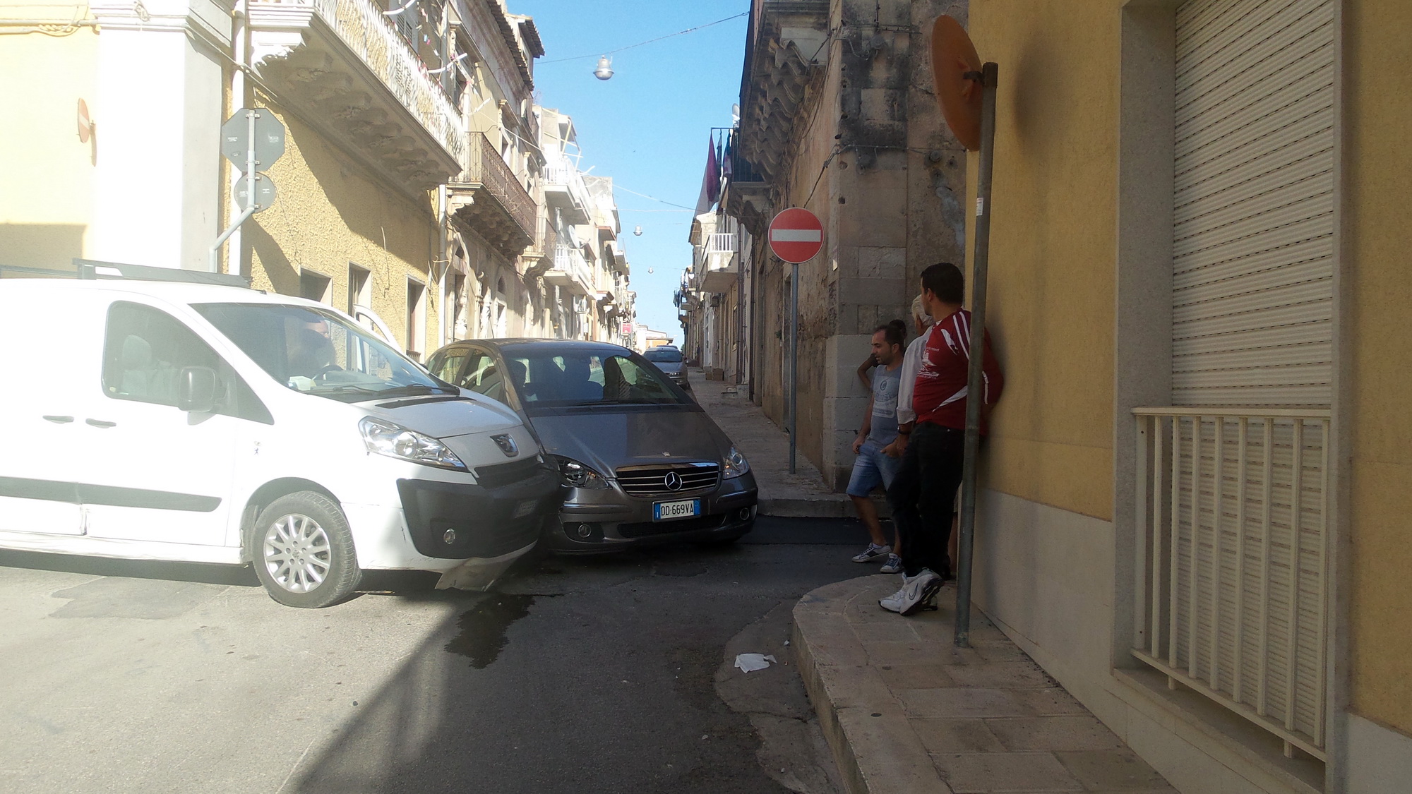  Auto non si ferma allo stop: incidente in via Castel Sant’Elena, solo spavento
