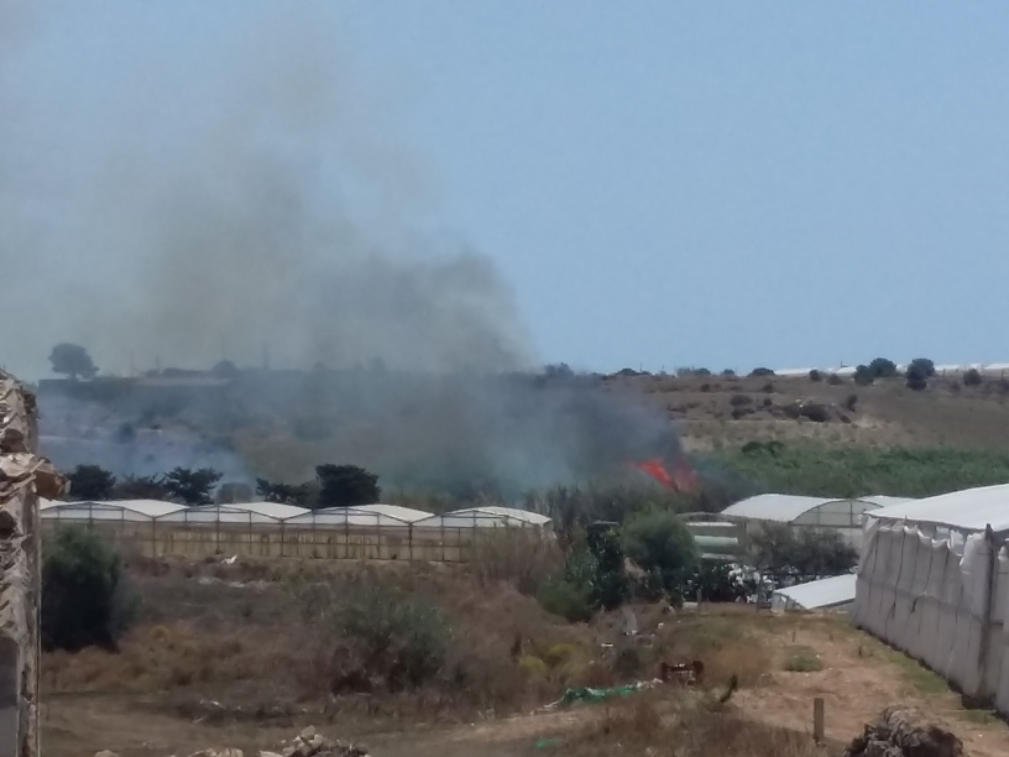  Incendio sulla Santa Croce-Scoglitti: canneto in fiamme, interviene elicottero