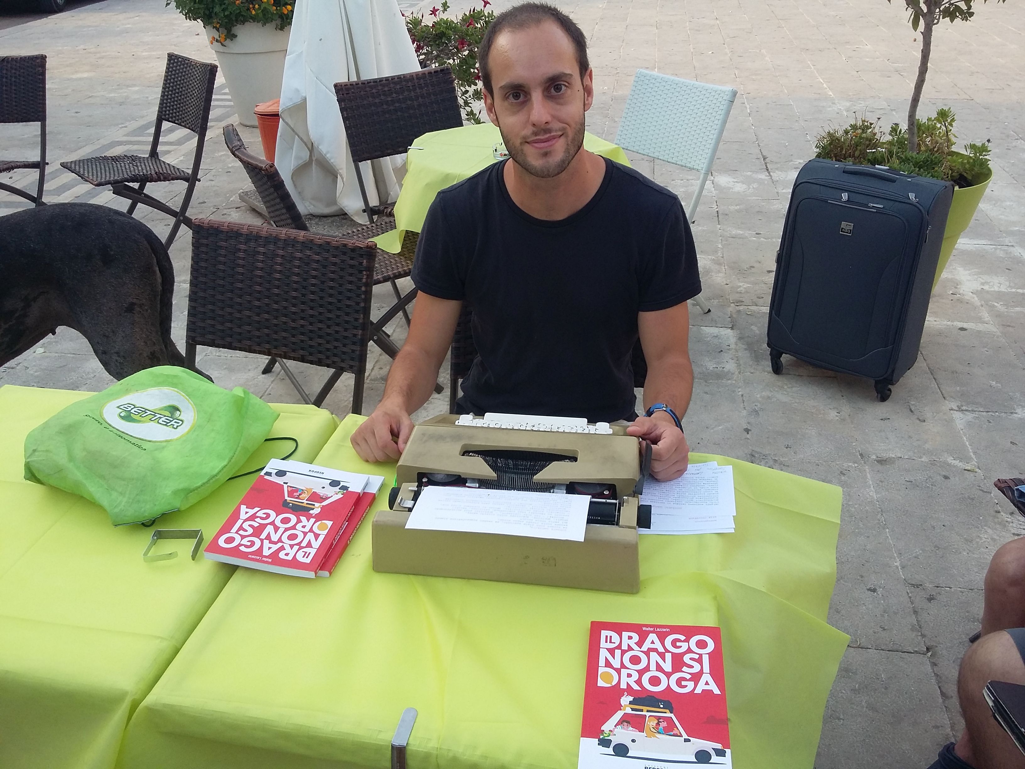 Walter, lo scrittore girovago a Punta Secca: “Vi strego con i tautogrammi”