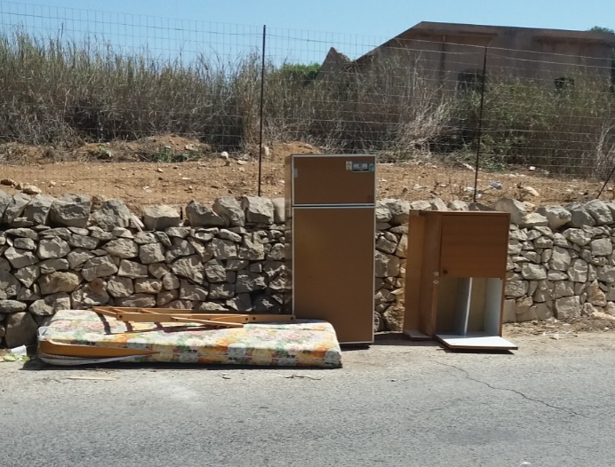  A Punta Braccetto mobili e frigoriferi abbandonati per strada LE FOTO